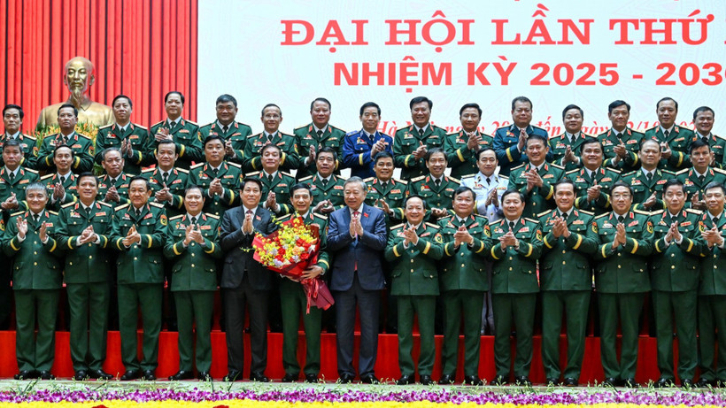 Tổng Bí thư Tô Lâm, Bí thư Quân ủy Trung ương và Chủ tịch nước Lương Cường chụp ảnh cùng Đoàn đại biểu Đảng bộ Quân đội dự Đại hội Đảng toàn quốc lần thứ XIV.