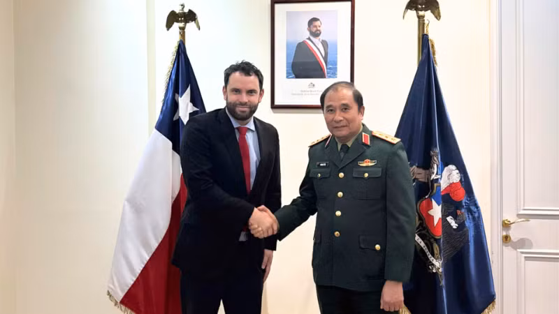 Thượng tướng Phùng Sĩ Tấn, Phó Tổng Tham mưu trưởng Quân đội nhân dân Việt Nam và Thứ trưởng Quốc phòng Chile Ricardo Montero Allende. 