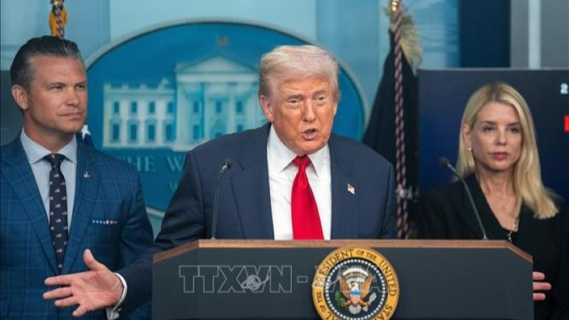 Tổng thống Mỹ Donald Trump (giữa) phát biểu trong cuộc họp báo tại Washington, D.C., ngày 11/8/2025. (Ảnh: THX/TTXVN)