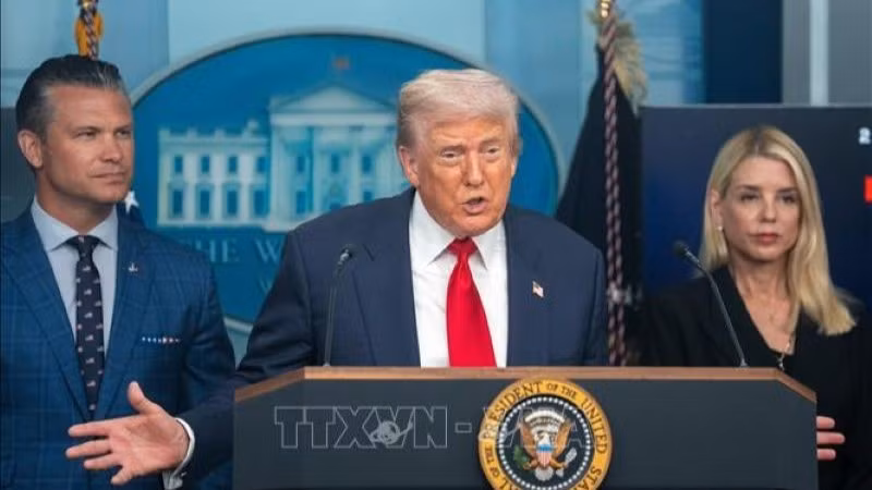 Tổng thống Mỹ Donald Trump (giữa) phát biểu trong cuộc họp báo tại Washington, D.C., ngày 11/8/2025. (Ảnh: THX/TTXVN)