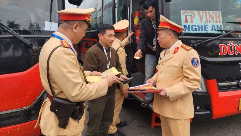 Công an Hà Nội triển khai đồng bộ các biện pháp tuần tra, kiểm soát và xử lý nghiêm vi phạm vận tải hành khách. (Ảnh: NGỌC TIẾN)