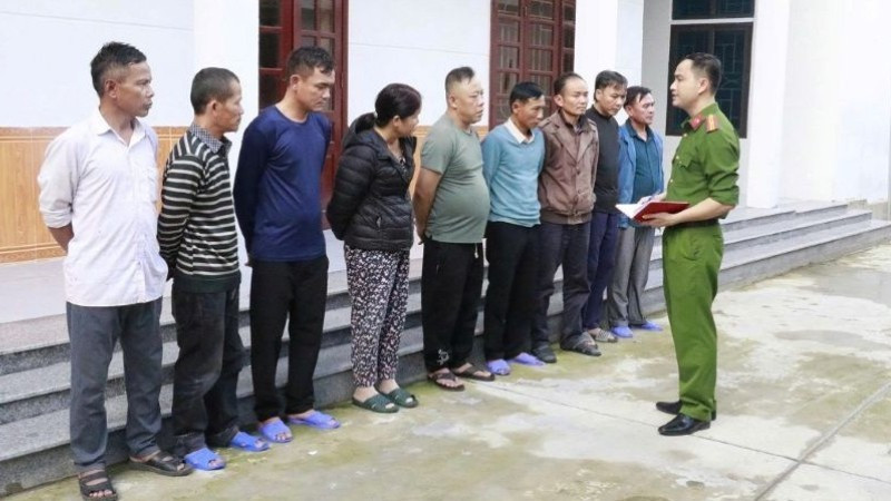 Các đối tượng đánh bạc bị bắt giữ. 