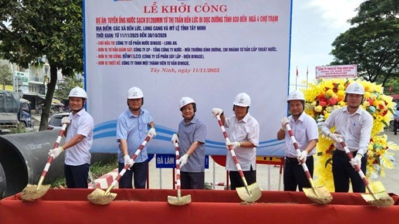 Lãnh đạo Biwase-Long An và chính quyền địa phương động thổ khởi công.