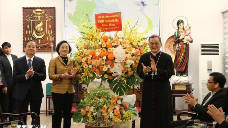 Phó Thủ tướng Chính phủ Phạm Thị Thanh Trà (thứ 2 từ phải) tặng hoa chúc mừng Tòa Giám mục Bắc Ninh. (Ảnh: Thái Hùng/TTXVN)