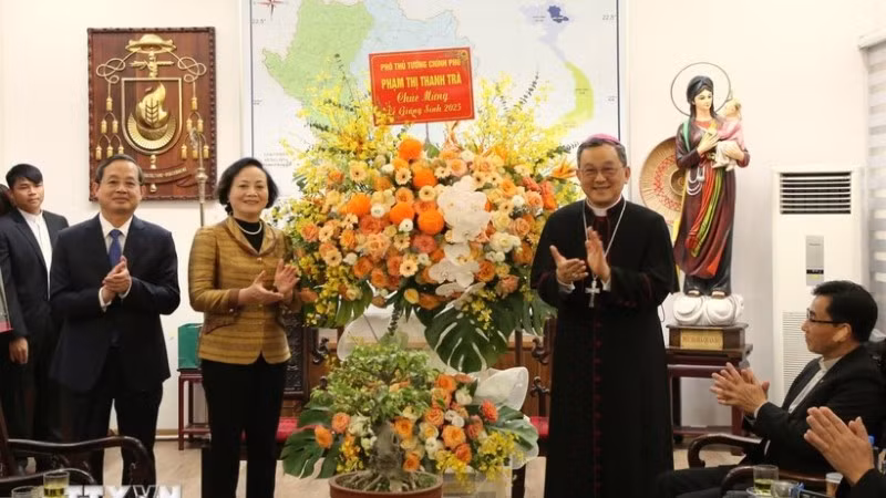 Phó Thủ tướng Chính phủ Phạm Thị Thanh Trà (thứ 2 từ phải) tặng hoa chúc mừng Tòa Giám mục Bắc Ninh. (Ảnh: Thái Hùng/TTXVN)