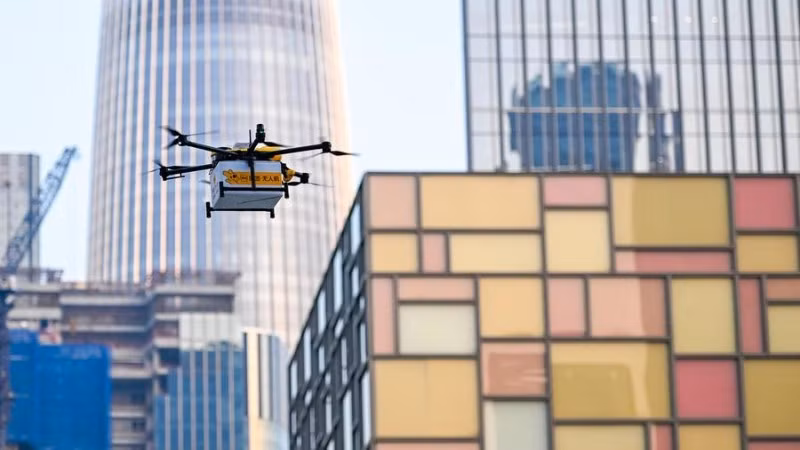 Hình ảnh thiết bị bay không người lái chở một kiện hàng, được chụp tại Thâm Quyến, tỉnh Quảng Đông, Trung Quốc, ngày 24/11/2023. (Ảnh: Xinhua)