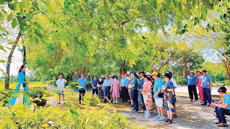 Các tour du lịch góp phần tạo nên sức hút cho làng Quỳnh Đôi. (Ảnh: QUANG MINH)