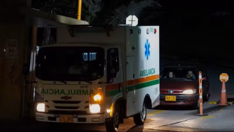 Xe cứu thương chuyển nạn nhân bị thương trong vụ rơi máy bay quân sự tới bệnh viện ở Bogota, Colombia, ngày 23/3/2026. (Ảnh: THX/TTXVN)