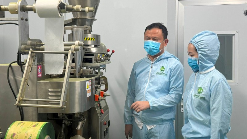 Dây chuyền đóng gói trà matcha của anh Trần Văn Tân (Thanh Hóa).