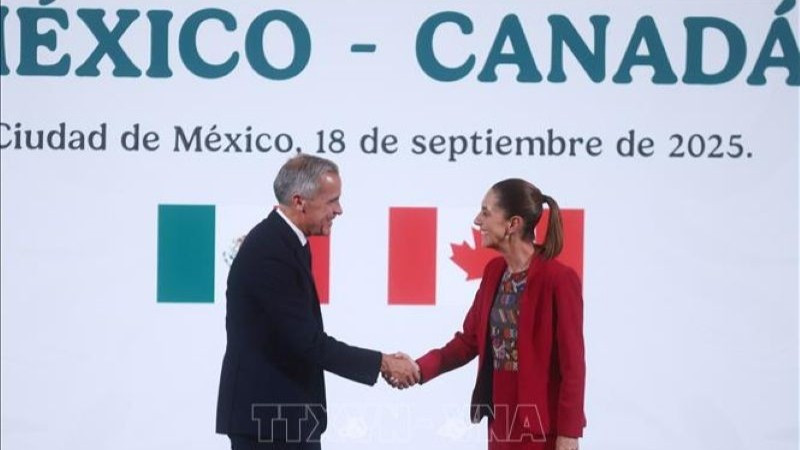 Tổng thống Mexico Claudia Sheinbaum (phải) trong cuộc gặp Thủ tướng Canada Mark Carney đang ở thăm Mexico, ngày 18/9/2025. (Ảnh: THX/TTXVN)