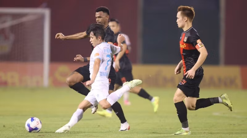 Dù rất nỗ lực nhưng Thép Xanh Nam Định (áo trắng) vẫn nhận về thất bại 0-2 trước Ninh Bình. (Ảnh: VPF)