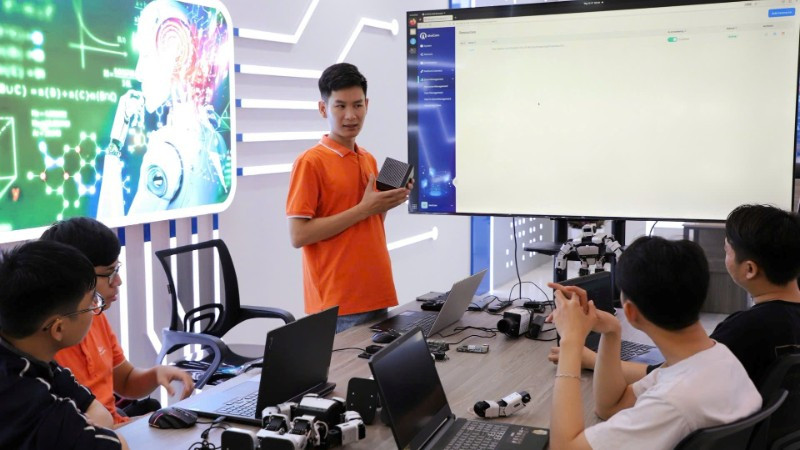 Phòng lab tại Trung tâm Trí tuệ nhân tạo của FPT ở Quy Nhơn, nơi cập nhật và đào đạo công nghệ mới cho cán bộ, kỹ sư của FPT. (Ảnh: THU QUỲNH)