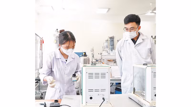 Nghiên cứu khoa học ở phòng thí nghiệm tại Đại học Quốc gia Hà Nội. (Ảnh: THU HẰNG)