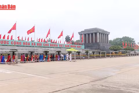 [Video] Hơn 20.000 người vào Lăng viếng Chủ tịch Hồ Chí Minh sáng 30/4
