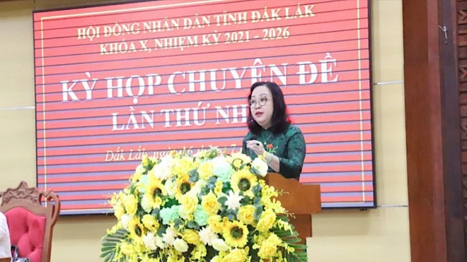 Phó Bí thư Thường trực Tỉnh ủy, Chủ tịch Hội đồng nhân dân tỉnh Đắk Lắk Cao Thị Hòa An phát biểu tại kỳ họp.