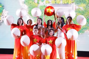 Tiết mục văn nghệ trong chương trình gặp gỡ “Xuân Quê hương 2026” do Đại sứ quán Việt Nam tại Campuchia tổ chức. (Ảnh: ĐINH TRƯỜNG)