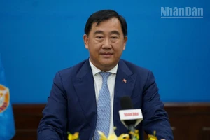 Người phát ngôn, Phó Trưởng Ban thứ nhất Ban Đối ngoại Trung ương Đảng Nhân dân Campuchia Sous Yara trả lời phỏng vấn của phóng viên Báo Nhân Dân thường trú tại Campuchia. (Ảnh: ĐINH TRƯỜNG)