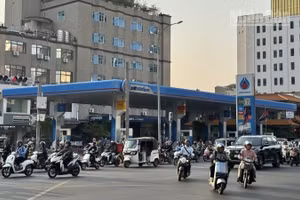 Giao thông tại một góc ngã tư ở Thủ đô Phnom Penh, Campuchia. (Ảnh: ĐINH TRƯỜNG)