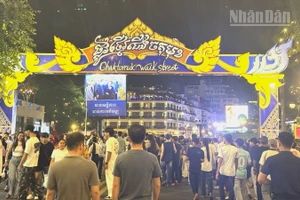 Phố đi bộ Chaktomuk ở thủ đô Phnom Penh, Campuchia. (Ảnh: ĐINH TRƯỜNG)