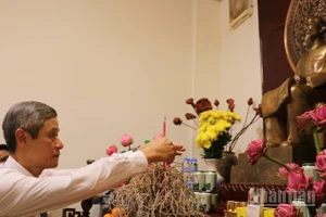 Bí thư Đảng ủy, Đại sứ Việt Nam tại Campuchia Nguyễn Minh Vũ thành kính dâng hương tưởng nhớ Chủ tịch Hồ Chí Minh. (Ảnh: HUY VŨ)