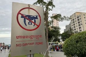 Một biển báo khu vực cấm máy bay không người lái ở trung tâm thủ đô Phnom Penh, Campuchia. (Ảnh: ĐINH TRƯỜNG)
