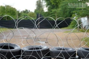 Hàng rào biên giới bằng dây thép gai và lốp xe, được chụp từ phía Banteay Meanchey, Campuchia ngày 29/8/2025. (Ảnh: ĐINH TRƯỜNG)