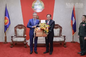 Đại sứ Nguyễn Minh Vũ (trái) chúc mừng Đại sứ Lào Buakeo Phumvongsay nhân kỷ niệm 50 năm Quốc khánh Lào. (Ảnh: Đại sứ quán Việt Nam tại Campuchia)