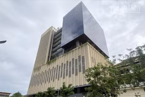 Tòa nhà hành chính Quốc hội Vương quốc Campuchia. (Ảnh: ĐINH TRƯỜNG)