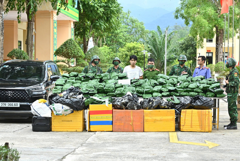 Đối tượng Phạm Ngọc Duy và tang vật vụ án.