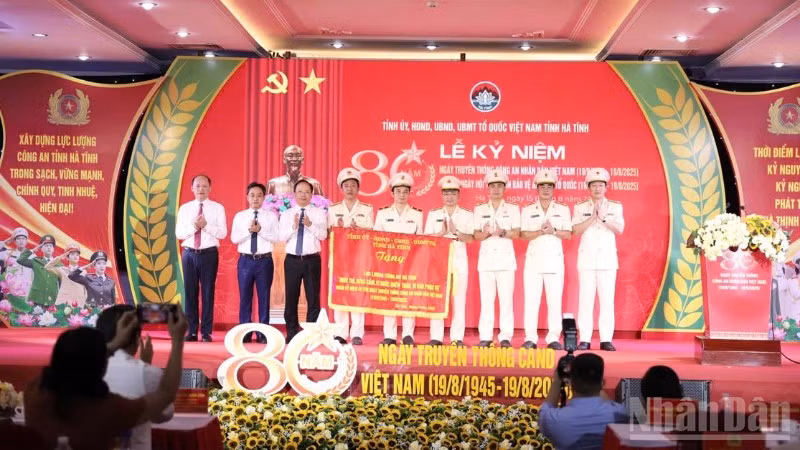 Các đồng chí lãnh đạo tỉnh Hà Tĩnh trao tặng lực lượng Công an Hà Tĩnh bức trướng với nội dung "Công an Hà Tĩnh mưu trí, dũng cảm, vì nước quên thân, vì dân phục vụ”.