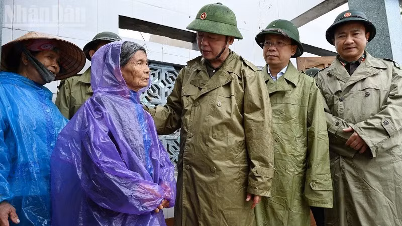 Phó Thủ tướng Trần Hồng Hà thăm hỏi gia đình bà Trần Thị Sách, gia đình chính sách ở xã Lộc Hà.