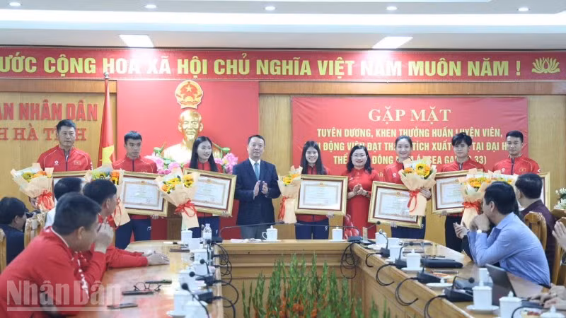 Các đồng chí lãnh đạo tỉnh Hà Tĩnh tặng bằng khen của Ủy ban nhân dân tỉnh cho các huấn luyện viên, vận động viên đạt thành tích cao tại SEA Games 33.