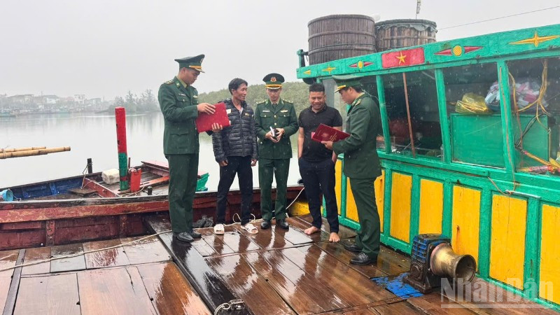 Tổ công tác của Đồn Biên phòng Cửa Sót tranh thủ thời gian tổ chức công tác tuyên truyền, hướng dẫn ngư dân bầu cử theo quy định.