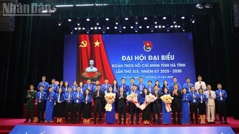 Các đồng chí lãnh đạo Trung ương Đoàn, tỉnh Hà Tĩnh tặng hoa chúc mừng Ban chấp hành Tỉnh đoàn khóa XIX.