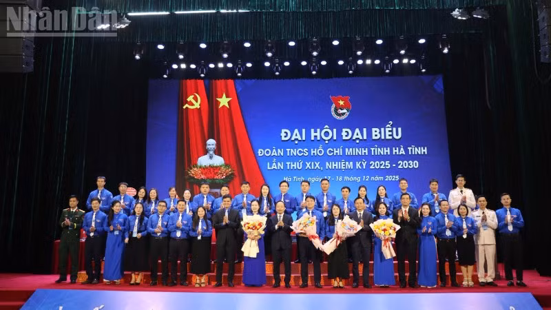 Các đồng chí lãnh đạo Trung ương Đoàn, tỉnh Hà Tĩnh tặng hoa chúc mừng Ban chấp hành Tỉnh đoàn khóa XIX.