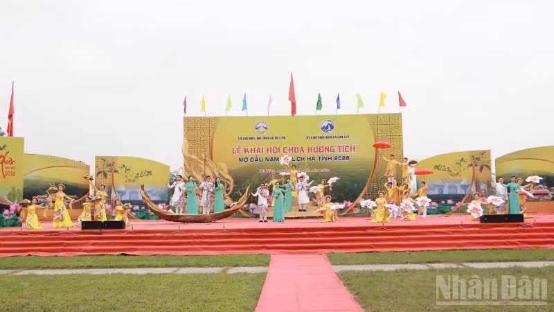 Lễ khai hội Chùa Hương Tích hằng năm đã trở thành sự kiện khởi động các hoạt động văn hóa-du lịch của tỉnh Hà Tĩnh.