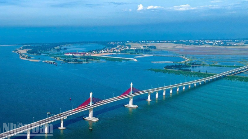 Cầu Cửa Hội nối hai tỉnh Nghệ An và Hà Tĩnh.