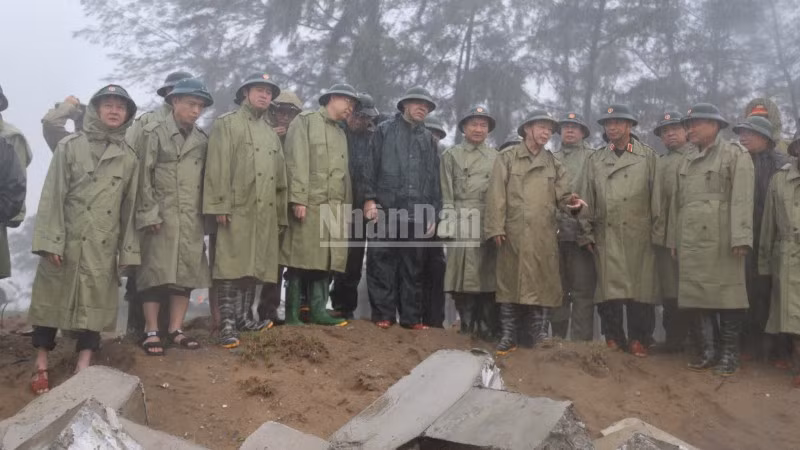 Phó Thủ tướng Chính phủ Trần Hồng Hà kiểm tra thực tế công tác phòng, chống cơn bão số 5 ở Hà Tĩnh.