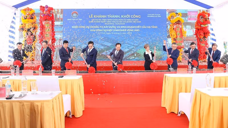 Các đồng chí lãnh đạo tỉnh Hà Tĩnh cùng nhà đầu tư thực hiện nghi thức động thổ dự án đầu tư xây dựng và kinh doanh kết cấu hạ tầng Khu Công nghiệp Vinhomes Vũng Áng.