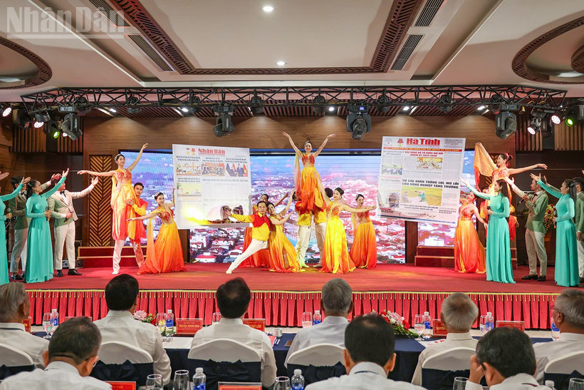 Tiết mục văn nghệ chào mừng lễ kỷ niệm.