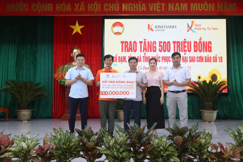 Đại diện Quỹ Khởi sự từ tâm và Văn phòng đại diện Báo Nhân Dân tại Hà Tĩnh trao tặng người dân xã Cổ Đạm 500 triệu đồng khắc phục hậu quả bão số 10.