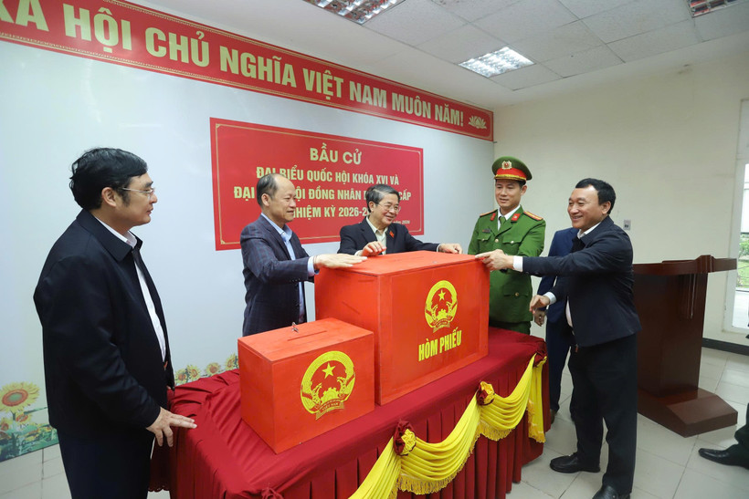 Đồng chí Nguyễn Đức Hải và các thành viên đoàn công tác kiểm tra thực tế công tác bầu cử tại phường Vũng Áng.