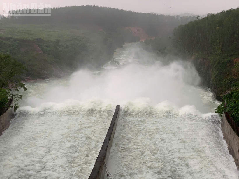 Hồ Kẻ Gỗ xả qua tràn Dốc Miếu với lưu lượng từ 350 m3/giây.