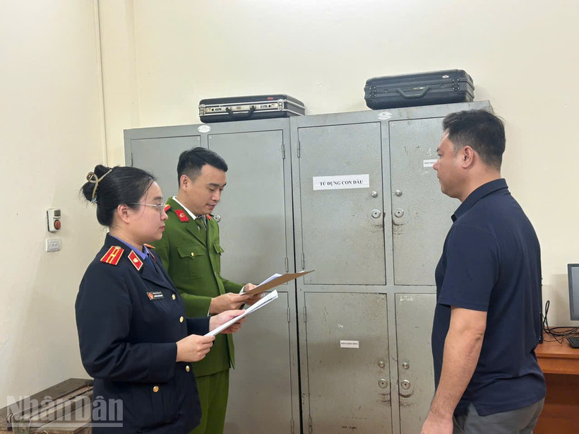 Cơ quan chức năng tống đạt các quyết định đối với Nguyễn Viết Linh.