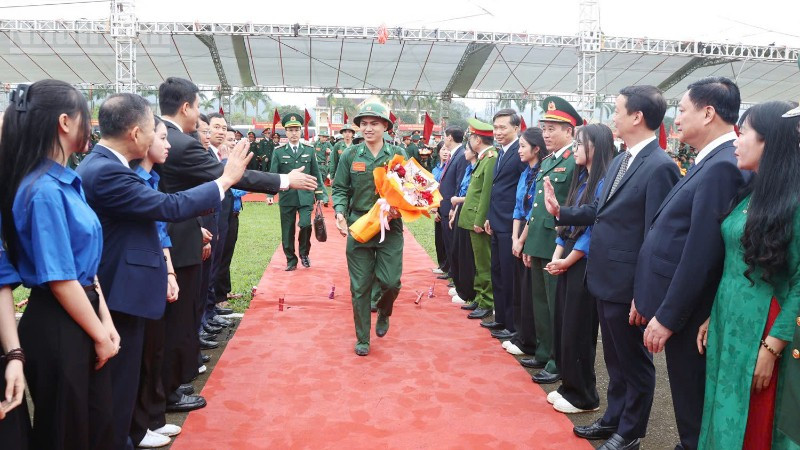 Các tân binh ở Hà Tĩnh hăng hái lên đường tòng quân.