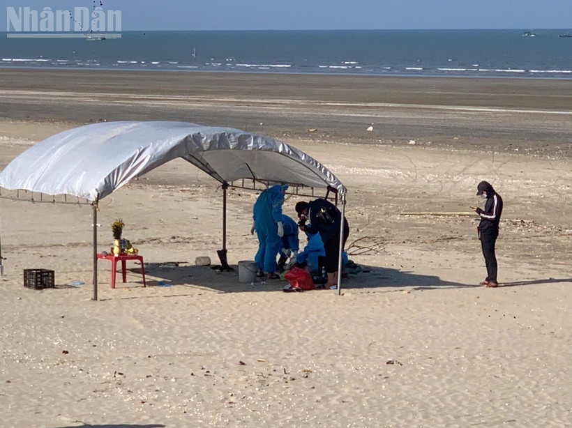 Lực lượng chức năng tiến hành khám nghiệm tử thi tại bờ biển xã Lộc Hà.