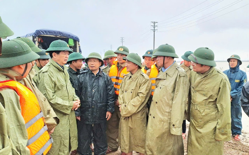 Phó Thủ tướng Mai Văn Chính kiểm tra tình hình ứng phó mưa lũ tại Vũng Áng.