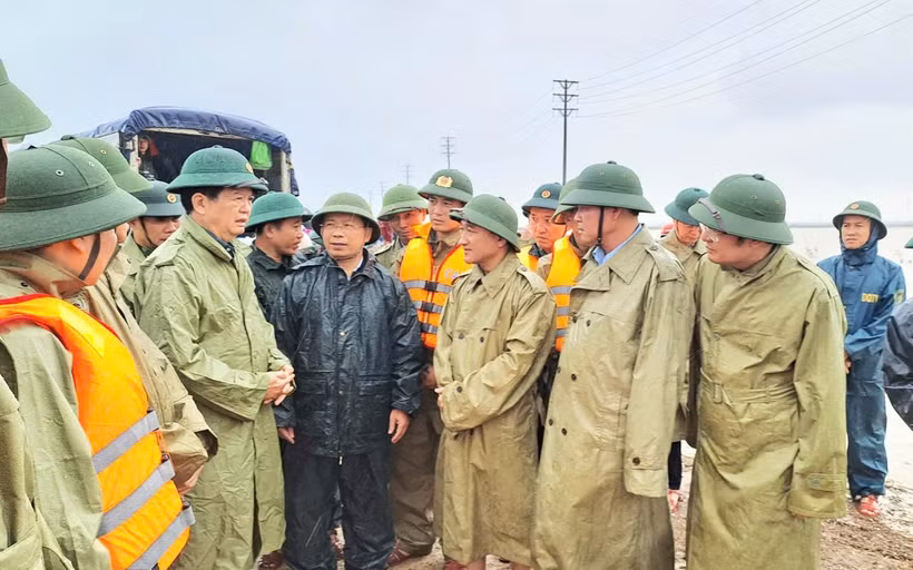 Phó Thủ tướng Mai Văn Chính kiểm tra tình hình ứng phó mưa lũ tại Vũng Áng.