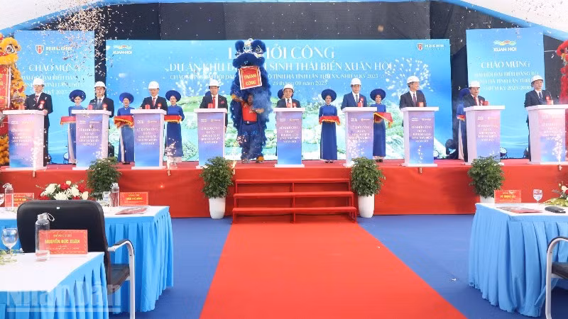 Đại diện lãnh đạo tỉnh Hà Tĩnh và chủ đầu tư thực hiện nghi lễ khởi công dự án.