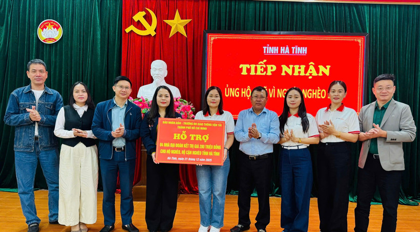 Các thành viên đoàn công tác trao quà hỗ trợ cho các gia đình khó khăn ở Hà Tĩnh.